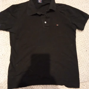 Tommy hilfiger piké - Säljer en tommy hilfiger piké som är för liten för mig. Skick 9/10