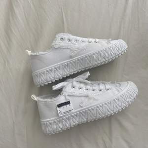 vita sneakers med slitna detaljer, helt nya! storlek 38. möts i stockholm eller fraktar 💓