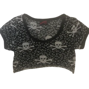 Magtröja - Snygg kort top från Jawbreaker. Storlek: S Den är ganska liten i storleken så jag skulle säga att den mer är som xs