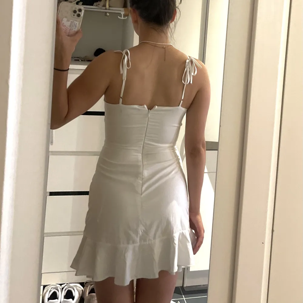 En otroligt fin vit volangklänning från Nelly/Parisian🤍 storlek 36 som sitter slim fit. Endast använd en gång på en skolavslutning och har inte kommer till användning tyvärr. Köpte för 449kr men säljer för betydlig billigare! 🤍 . Klänningar.
