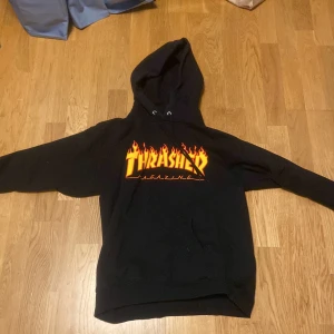 Svart thrasher hoddie - Nypris 1250kr nästan helt oanvänd i storlek S