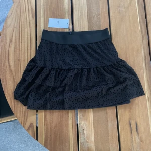 svart kjol -  svart kjol som passar perfekt nu till sommaren🖤 aldrig använd, prislapp kvar!!