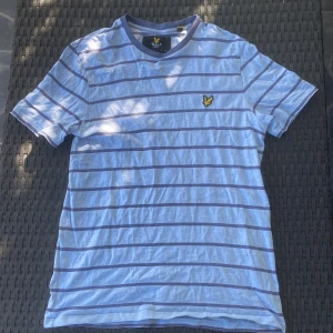 Lyle & Skott T-shirt - Förliten randig Lyle & Skott T-shirt som sitter lite tait i kragen. Har inga skador eller fläckar så är så gott som ny.
