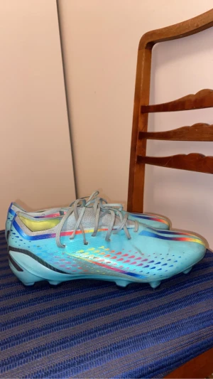 Adidas fotbollskor  - Hej, säljer mina Adidas fotbollskor då jag har ingen behov av dem. Storlek 42. Jättebra i skick 9/10. Knappt använda alltså Max 2-3 gånger. 