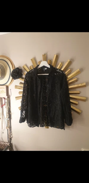 spets skjorta  - Spets skjorta från H&M, storlek 42 men lkten i storleken 