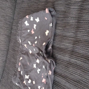Fina shorts  - Dem är svarta med fjärilar 