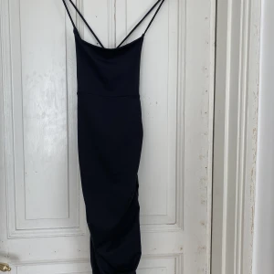 Tight klänning med snörning i ryggen - Söt kort klänning med snörning i ryggen. Den är rynkad kring sidorna (vertikalt) och sitter lite tightare kring bysten för stöd. Storlek S, men skulle absolut kunna bäras av större / mindre! Vid kontakt kan fler bilder med klänningen på fås❤️