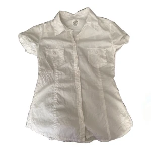 Kortärmad vit skjorta - En av mina favorit kortärmade vita skjortor som jag ÄLSKAR! Säljer då jag inte använder det super mycket längre😙 Den är i storlek 40 men jag har själv sytt in den (bild 3) så den passar den storlek xs-s