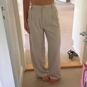 Bershka kostymbyxor - Aldrig använda. Storlek 36. Beigea.