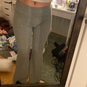 Brandy liknande byxor  - Säljer dessa brandy Melville liknande byxor som är köpta ifrån shein och aldrig använda då jag tycker brandys sitter bättre på mig. Jag står ej för kostanden på frakten. 