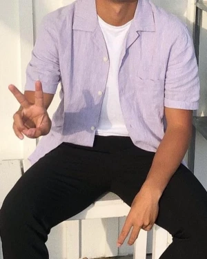 2 sommarskjortor  - 2 kortärmades sommarskjortor. Använda ett par gånger. Från Weekday. 