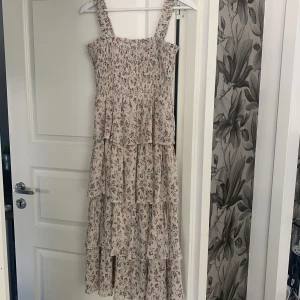 Volang klänning  - Funderar på att sälja min vackra vackra klänning från afjxnakd vårmodell 2020.den är fortfarande nyskick då den är välbevarad! 🫶🏼 (samma modell som sista bilden) bud på 500