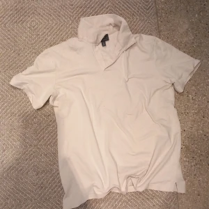 Pike tröja linne matrial typ - Säljer en piké tröja i mycket bra skick