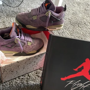 Jordan 4 purple canyon - Ett par Jordan 4or som jag  inte använder  längre storlek 39, De är ett hyfsat bra skick inga större skador på de, pris kan diskuteras vi snabb affär.