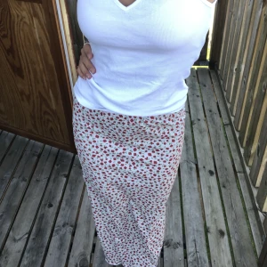 Blommig kjol - Blommig kjol från pull & bear❤️använd fåtal gånger, i nyskick 