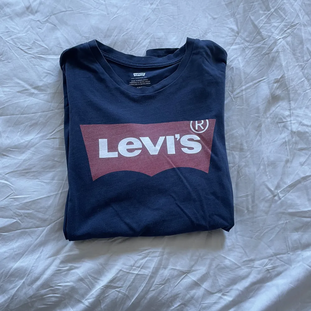Mörkblå LEVI’S T-shirt, storlek S. T-shirts.