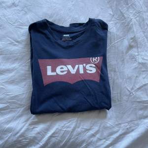 Mörkblå LEVI’S T-shirt, storlek S