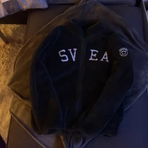 Tjocktröja - Använd någon gång. Jätte mysig. Växte ut ur den innan jag börja använda den.