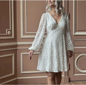 Vit klänning  - Säljer denna vita populära klänning ifrån Gina Tricot med prislapp kvar! 