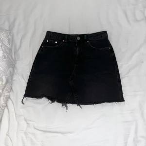 Jeanskjol hm - Svart jeanskjol från hm. Bra skick inga defekt. Storlek s.