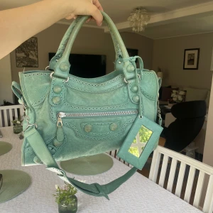 Balenciaga city bag - Säljer min fina Balenciaga city bag då den inte längre kommer till användning 💕 Ett billigare pris på väskan då den är i ett begagnat skick men har inga större skador 😘 Skriv i dm för fler bilder 🥰 Nypris: 16856kr 🌸