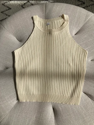 Beige topp - En jätteskön topp som jag nästan aldrig har använt🤍 den har Inge fläckar eller skador. Den är i storlek 140 men känns som 146.🌺 Jag vet inte vart den kommer ifrån  tyvärr🤍
