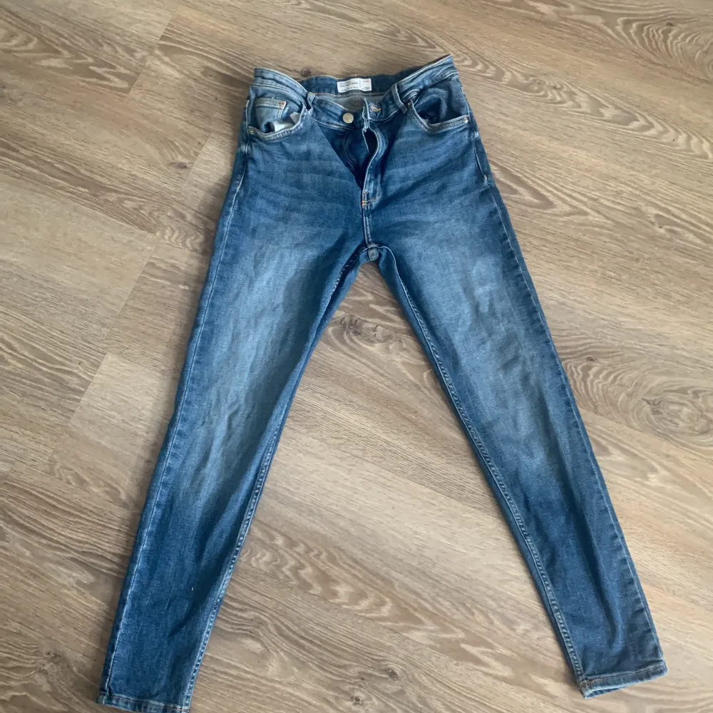 Skinny jeans med blå färg aldrig använda storlek 36/M/S, original pris 349 kr . Jeans & Byxor.