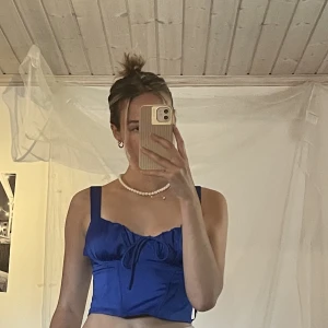 Blå satin korsett - Otroligt fin blå satinkorsett, endast använd enstaka gång 🦋🧚🏻