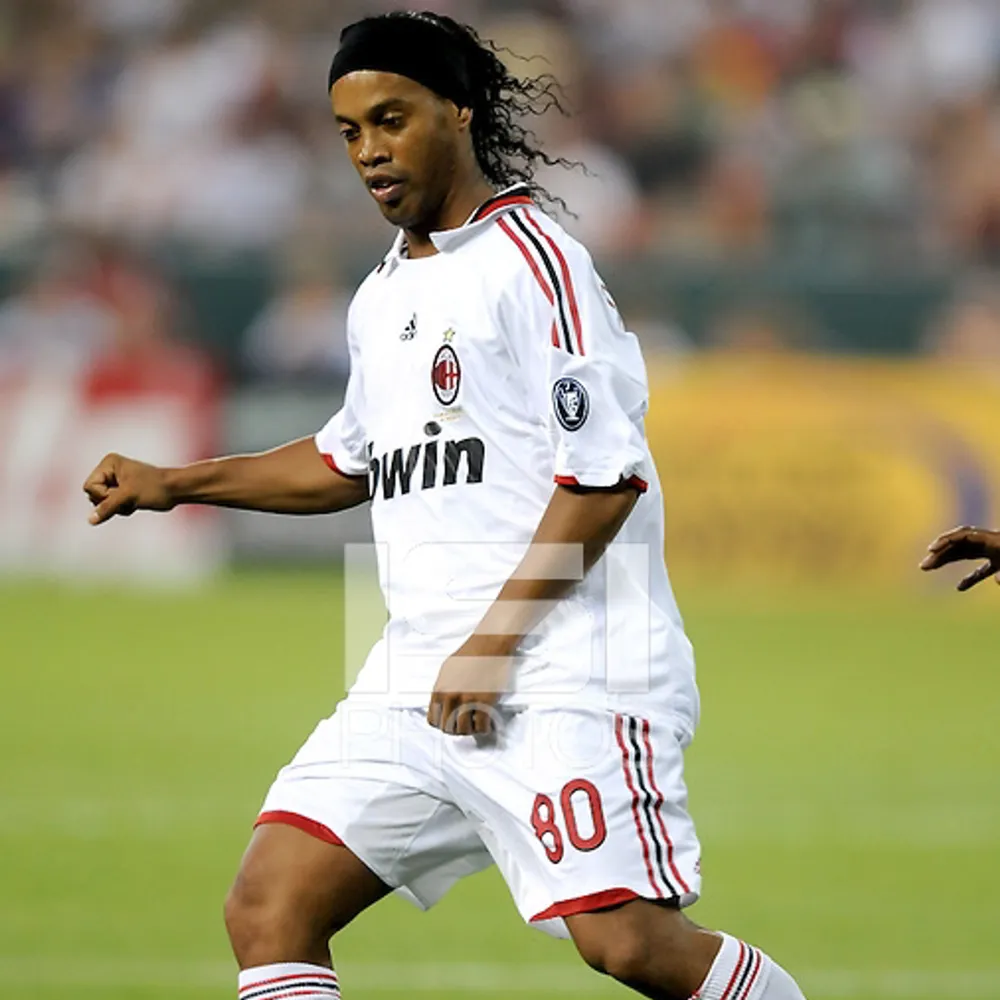 Säljer min riktigt snygga retro AC Milan tröja med Ronaldinho på ryggen från 09/10😍. T-shirts.