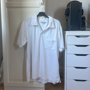 Frotté tröja - Vit frotté tröja. Köpare står för frakt! Skriv till mig om frågor osv.