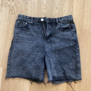 Jeans shorts  - Shorts från prettylittlething!! Säljer då de tyvärr sitter för tajt på mig. Bra skick❤️
