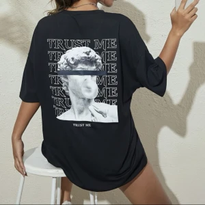 T-shirt med tryck - Helt oanvänd, oversized fit och jätteskönt material men det var ej min stil 🖤