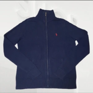 ralph lauren zip  - intressekoll på denna jättefina tröja från ralph lauren, storlek L men passar m/s