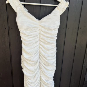 Klänning - Väldigt stretchig och passar mig som har S 