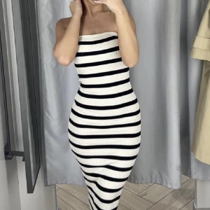 Sommar klänning  - Randig trendig H&M klänning, använd endast 1 gång och säljer då det ej kommer till användning 