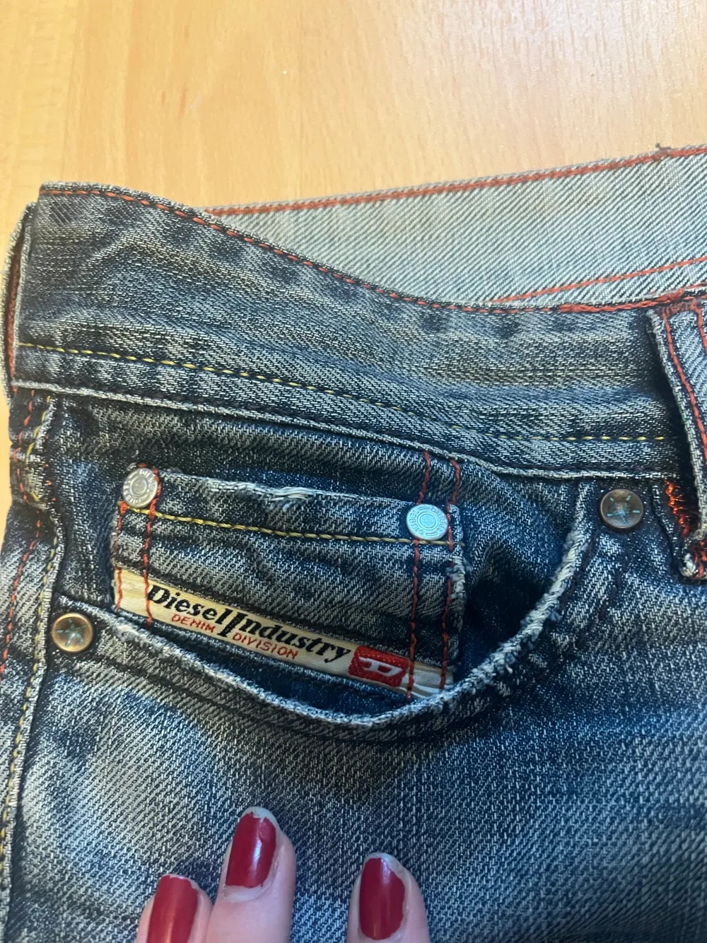 snygga low-waisted diesel jeans, raka men ändå liite utsvängda!! tvätten är också supersnygg💕. Jeans & Byxor.