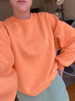 Säljer denna sweatshirt i fin orange färg! Den är använd med fortfarande i väldigt bra skick.