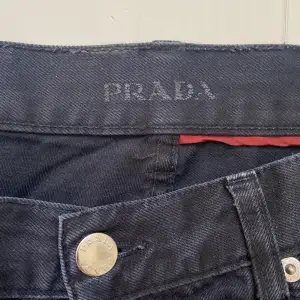 Ett par svarta Prada jeans med luftig passform