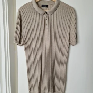 Piquetröjor - Den beige är från Zara. Skick (7/10). Den röda är från HM. Skick (8/10).   75/Styck.  100 för bägge