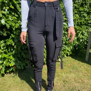 Cargopants - Svarta cargo byxor från bikbok, storlek 34