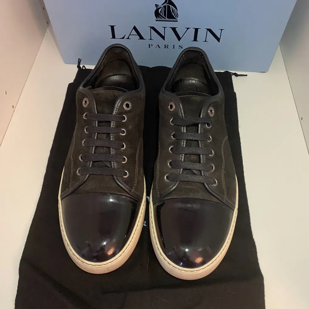 Säljer ett par lanvins i storlek UK 10, passar 44-45. Färgen är mörkbrun ock skorna är i väldigt bra skick. Kan mötas i Stockholm eller frakta.. Skor.