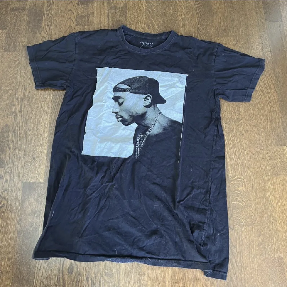 T-shirt med tupac merch. Bra skick. Onesize i storlek.. T-shirts.