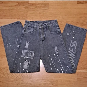 Gråa jeans med tryck - Gråa jeans med coola tryck. Väldigt höga i midjan, finns inget storlek men passar S. Köptes från Emmiol. Använd gärna köp nu, kontakta vid frågor eller fler bilder!!<3