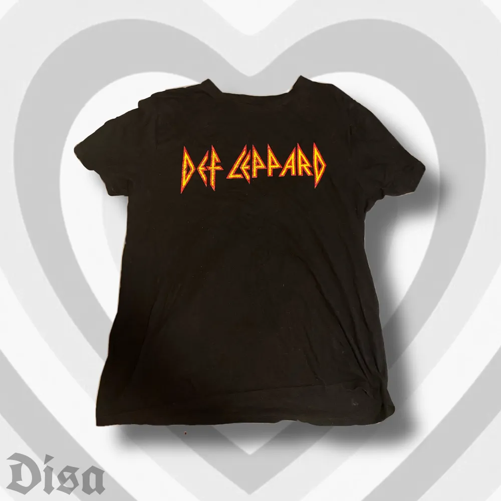 T-shirt med bandet Def Leppard, bra skick! PÄLSDJUR I HEMMET!. T-shirts.