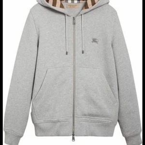 Burberry kofta  - Hej säljer min Burnett kofta som är i ny skick knappt använt ett par gånger. 