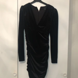 Svart klänning  - Jätte fin svart klänning som passar till nyår 
