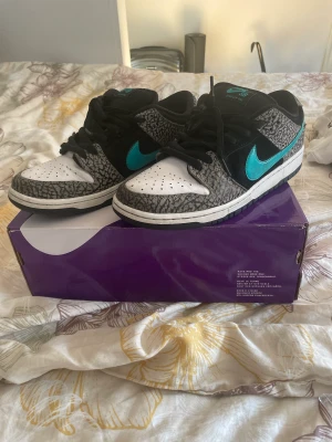 Nike Sb dunk low Elephant - Säljer mina dunks då dom ej används längre.  Storlek 43,3  Sicket: 8/10 inga skador eller likande bara normal användning. Kvitto och original box finns👍 Vid några funderingar är det bara att skriva! Fraktar eller möts upp i Göteborg. 