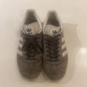 Adidas gazelle - Säljer dessa adidas gazelle då dom är för små för mig. Välanvända men ok skick. Stl 40 (men sitter som en liten 40/ lite större 39)