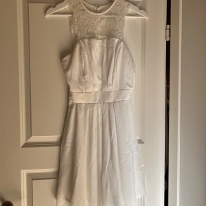 Vit klänning med spets - Vit klänning med spets. Perfekt sommarklänning!