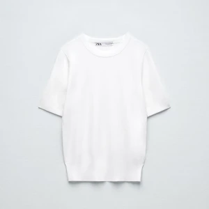 Zara tröja - Jätte fin tröja som jag nu säljer för 180 kr men jag köpte den för 299 kr och den är bara använd en gång. Det är ett mjukt och skönt material och den har inga defekter. Den är i storlek M men passar mindre storlekar också. Pris kan diskuteras. 💖